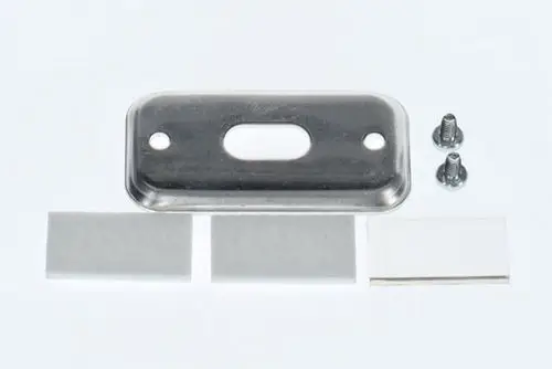 BOSCH Metallplatte mit einer Öffnung, zwei Schrauben und zwei rechteckigen, flachen Materialstücken, arrangiert auf einem weißen Hintergrund.